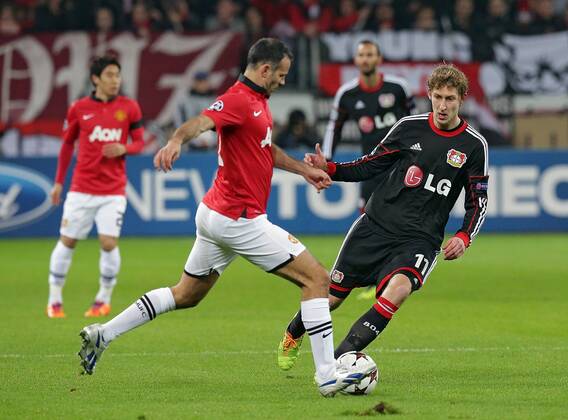 27.11.2013, xovx, Fussball Champions League, Bayer 04 Leverkusen - Manchester United, v.l. Ryan Giggs (Manchester United), Stefan Kiessling (Bayer 04 Leverkusen), Aktion.