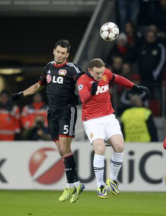 27.11.2013, Fussball Championsleague 2013 2014, Vorrunde, 5.Spieltag, Bayer 04 Leverkusen - Manchester United, in der BayArena Leverkusen. v.li: Emir Spahic (Bayer 04 Leverkusen) gegen Wayne Rooney (Manchester United).