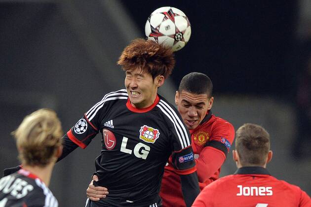 Heung-Min Son (Leverkusen), links, Zweikampf gegen Chris Smalling (Manchester), Kopfball, Aktion Bayer 04 Leverkusen vs. Manchester United --- Fussball --- Champions League --- 27.11.2013