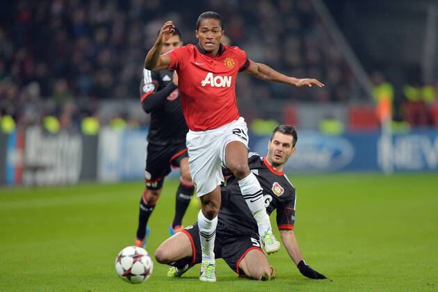 Antonio Valencia (Manchester), vorne, Zweikampf gegen Emir Spahic (Leverkusen), Aktion Bayer 04 Leverkusen vs. Manchester United --- Fussball --- Champions League --- 27.11.2013