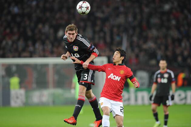 Fußball Champions League Gruppenphase 5. Spieltag Bayer Leverkusen - Manchester United am 27.11.2013 in der BayArena in Leverkusen Stefan Reinartz ( Leverkusen ), links - Shinji Kagawa ( Manchester ), rechts