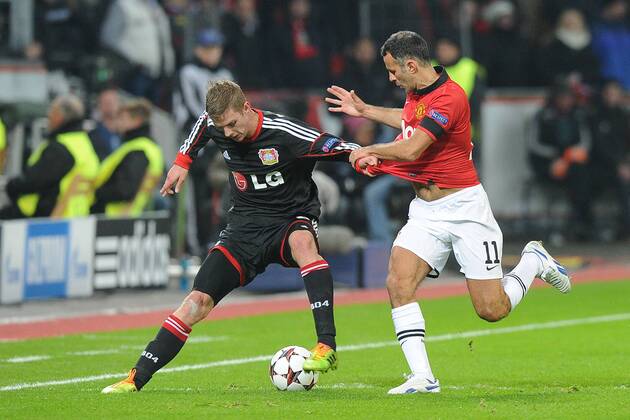 Fußball Champions League Gruppenphase 5. Spieltag Bayer Leverkusen - Manchester United am 27.11.2013 in der BayArena in Leverkusen Lars Bender ( Leverkusen ), links - Ryan Giggs ( Manchester ), rechts