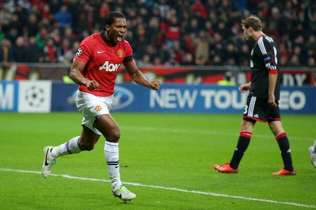 27.11.2013, xgsx, Fussball Champions League, Bayer 04 Leverkusen - Manchester United, v.l. Antonio Valencia (Manchester United, ManU - 25) Goal celebration, reacts after a a goal, Torjubel, freut sich, zeigt Emotionen, nach dem Tor zum 0-1 - rechts Stefan Reinartz (Bayer 04 Leverkusen - 3) ist enttäuscht, ist frustriert, frust, zeigt Emotionen