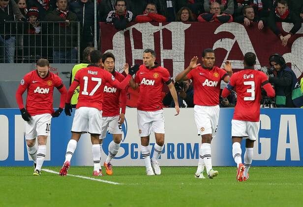 27.11.2013, xovx, Fussball Champions League, Bayer 04 Leverkusen - Manchester United, v.l. Jubel bei den Spielern von Manchester nach dem Tor zum 0:1 durch Antonio Valencia (Manchester United), Aktion.
