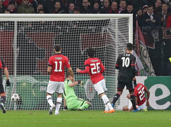 27.11.2013, xovx, Fussball Champions League, Bayer 04 Leverkusen - Manchester United, v.l. manu11 , Bernd Leno (Bayer 04 Leverkusen), Shinji Kagawa (Manchester United), Emre Can (Bayer 04 Leverkusen), Antonio Valencia (Manchester United) mit dem Tor zum 0:1, Aktion.