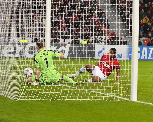 27.11.2013, Fussball Championsleague 2013 2014, Vorrunde, 5.Spieltag, Bayer 04 Leverkusen - Manchester United, in der BayArena Leverkusen. Antonio Valencia (Manchester United) trifft zum 0:1 gegen Torwart (Bayer 04 Leverkusen)