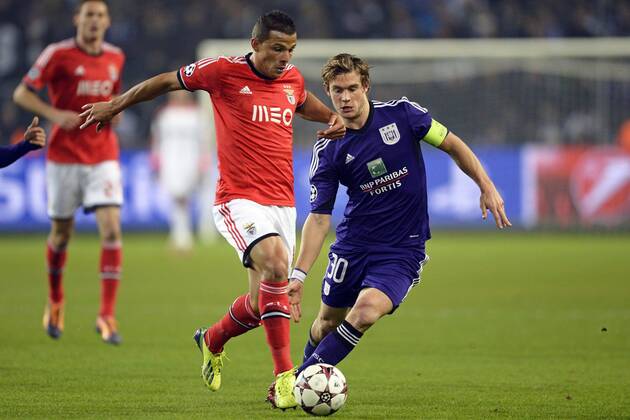 Lima of SL Benfica in front of Guillaume Gillet of RSC Anderlecht RSC Anderlecht vs SL Benfica Lissabon - Champions League - Bruxelles - 27 11 2013 PhotoNews Panoramic 