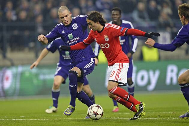 Lazar Markovic of SL Benfica is challenged by Bram Nuytinck of RSC Anderlecht - RSC Anderlecht vs SL Benfica Lissabon - Champions League - Bruxelles - 27 11 2013 PhotoNews Panoramic 