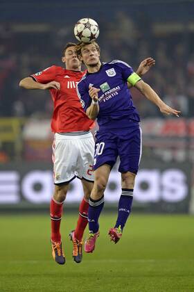 Guillaume Gillet of RSC Anderlecht in an airduel with Nemanja Matic of SL Benfica - RSC Anderlecht vs SL Benfica Lissabon - Champions League - Bruxelles - 27 11 2013 PhotoNews Panoramic 