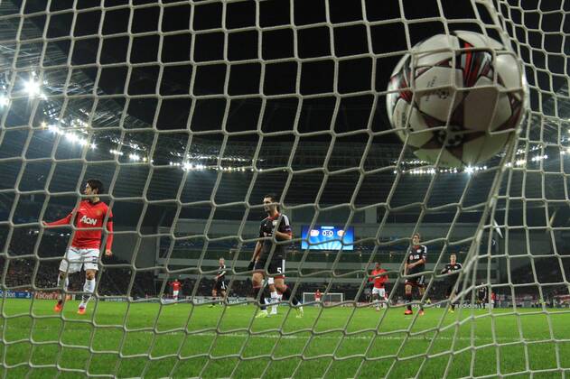 27.11.2013, xgsx, Fussball Champions League, Bayer 04 Leverkusen - Manchester United, v.l. Shinji Kagawa (Manchester United, ManU - 26) Goal celebration, reacts after a a goal, Torjubel, freut sich, zeigt Emotionen, nach dem Tor zum 0-1 durch Antonio Valencia (Manchester United, ManU - 25) nicht im Bild - Emir Spahic (Bayer 04 Leverkusen - 5) - Stefan Reinartz (Bayer 04 Leverkusen - 3) - Lars Bender (Bayer 04 Leverkusen - 8) sind ist enttäuscht, frustriert, frust, zeigen Emotionen