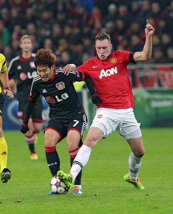 27.11.2013, xovx, Fussball Champions League, Bayer 04 Leverkusen - Manchester United, v.l. Zweikampf zwischen Heung-Min Son (Bayer 04 Leverkusen) und Phil Jones (Manchester United), Aktion.