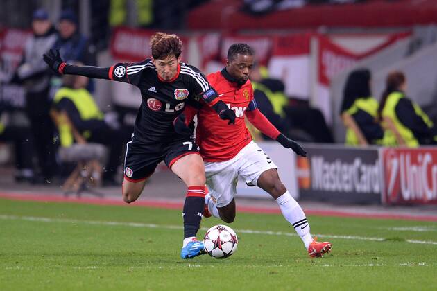 Fußball Champions League Gruppenphase 5.Spieltag: Bayer Leverkusen - Manchester United am 27.11.2013 in der BayArena in Leverkusen Son Heung-Min ( Leverkusen ), links - Patrice Evra ( Manchester ), rechts