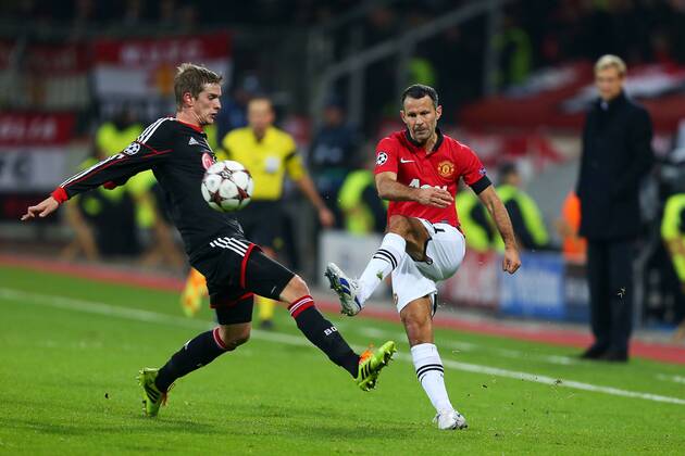 Football: Champions League, 2013 2014, Lars Bender (Bayer 04 Leverkusen, 8) vs Ryan Giggs (Manchester United, 11)