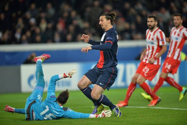 Zlatan Ibrahimovic (psg) - Roberto (oly) - Paris st. Germain vs Olympiakos Piräus - Champions League - 27 11 2013 AnthonyBIBARD FEP Panoramic 