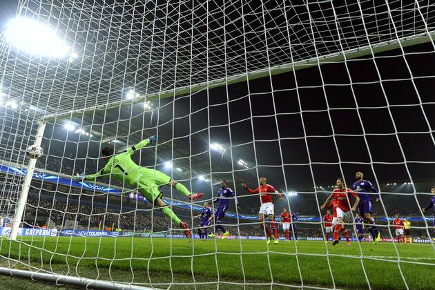 Nemanja Matic of SL Benfica scores, Silvio Proto of RSC Anderlecht - RSC Anderlecht vs SL Benfica Lissabon - Champions League - Bruxelles - 27 11 2013 PhotoNews Panoramic 