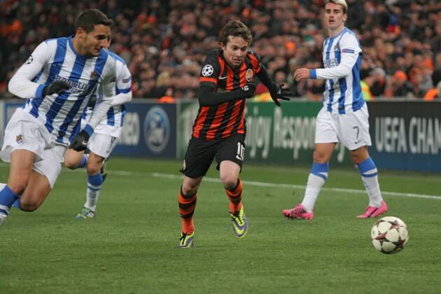 Midfielder Bernard of FC Shakhtar Donetsk (orange and black kit) attempts to outplay his Real Sociedad San Sebastian opponents during the UEFA Champions League Group A fixture at the Donbass Arena, Donetsk, November 27, 2013. 