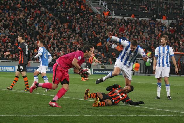 Goalkeeper Claudio Bravo of Real Sociedad San Sebastian catches the ball during the UEFA Champions League Group A fixture against FC Shakhtar Donetsk at the Donbass Arena, Donetsk, November 27, 2013. 