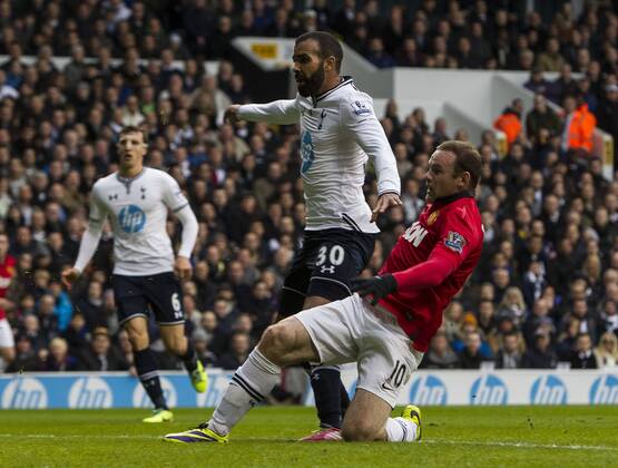 01.12.2013. London, England. Manchester United forward Wayne Rooney (10) pokes the ball into the net during the Barclays Premier League match between Tottenham Hotspur and Manchester United ManU from White Hart Lane. xDavidxFearnx  ActionPlus20158950