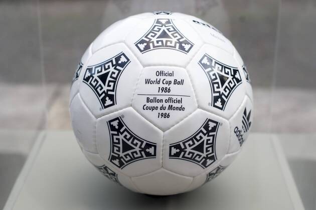 Ausstellung der FIFA WM-Bälle - Adidas Azteca Mexico - offizieller Spielball der WM 1986 in Mexiko - Parque Lage Rio de Janeiro. RIO DE JANEIRO RJ, Brasil 03 12 2013. ( x(11)xCelsoxPupox xFotoarenax 