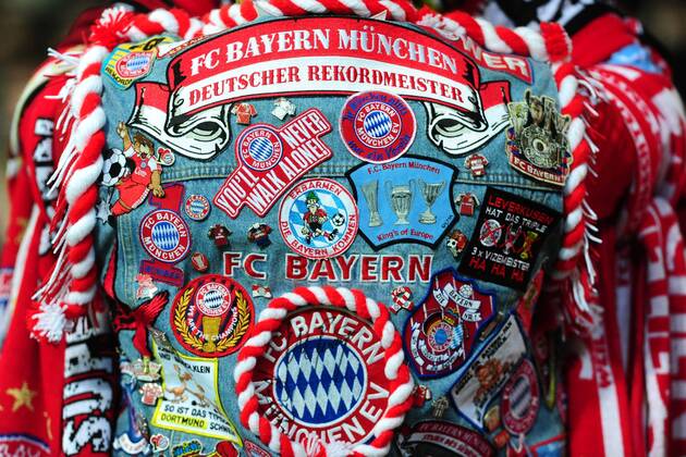 Fussball 1. Bundesliga 15. Spieltag - FC Bayern München am 07.12.2013 im Weserstadion in Bremen - Eine Bayern München Fankutte