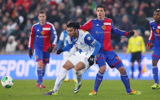 07.12.2013 St Jakob Park Basel ,SCHWEIZ, Saison 2013 2014 Herren Fussball Super League FC Basel - Grasshopper Club Zürich Caio (li,Grasshopper)gegen Fabian Schär (FC Basel) ; Zweikampf , Aktion