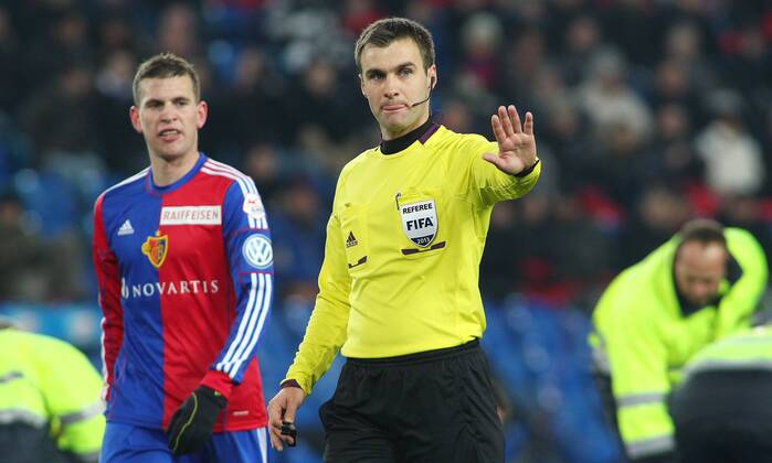 07.12.2013 St Jakob Park Basel ,SCHWEIZ, Saison 2013 2014 Herren Fussball Super League FC Basel - Grasshopper Club Zürich FIFA Schiedsrichter Stephan Klossner