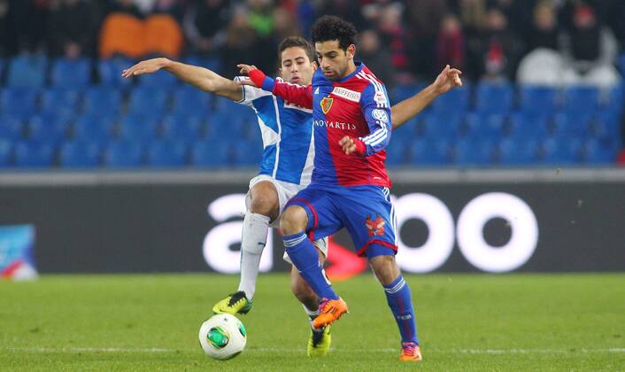 07.12.2013 St Jakob Park Basel ,SCHWEIZ, Saison 2013 2014 Herren Fussball Super League FC Basel - Grasshopper Club Zürich Mohamed Salah (FC Basel) gegen Nassim Ben Khalifa (Grasshopper) ; Zweikampf , Aktion