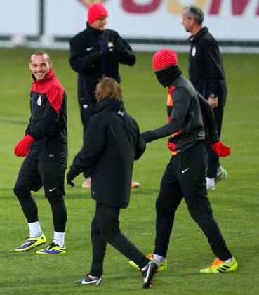 Galatasaray s forward Didier Drogba and Wesley Sneijder practices during a training session in Istanbul on December 9, 2013, on the eve of the UEFA Champions League football match Galatasaray vs Juventus 