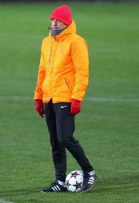 Galatasaray s Coach Roberto Mancini during a training session in Istanbul on December 9, 2013, on the eve of the UEFA Champions League football match Galatasaray vs Juventus 
