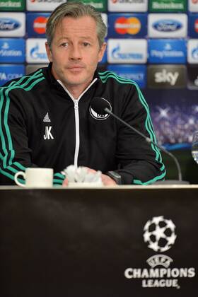 Pressekonferenz FC Schalke 04 --- Fussball --- Champions League --- 10.12.2013 Jens Keller (Trainer Schalke), unter ihm das Logo der Champions League, Mimik, Gestik, halbe Figur, Einzelbild