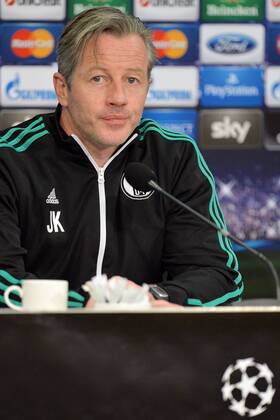 Pressekonferenz FC Schalke 04 --- Fussball --- Champions League --- 10.12.2013 Jens Keller (Trainer Schalke), unter ihm das Logo der Champions League, Mimik, Gestik, halbe Figur, Einzelbild