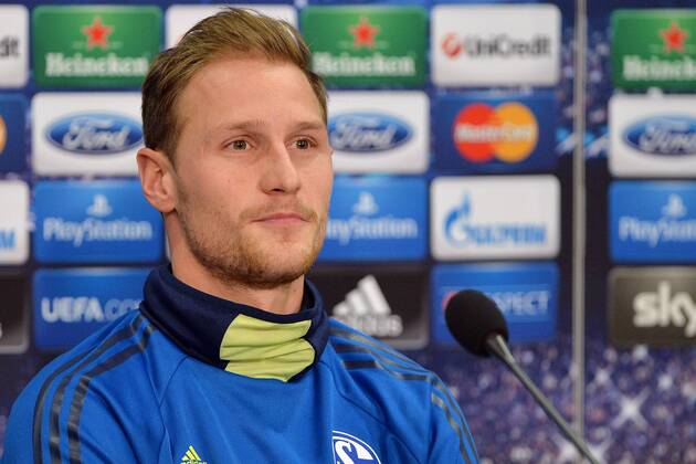 Pressekonferenz FC Schalke 04 --- Fussball --- Champions League --- 10.12.2013 Benedikt Höwedes, Hoewedes (Schalke), Mimik, Gestik, halbe Figur, Einzelbild