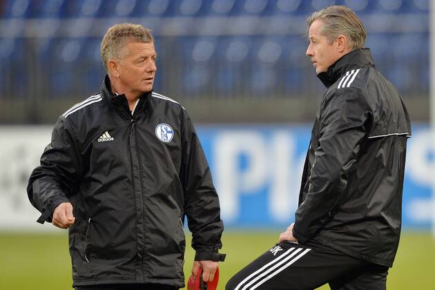 Abschlusstraining FC Schalke 04 --- Fussball --- Champions League --- 10.12.2013 Peter Hermann (Co-Trainer Schalke), links, und Jens Keller (Trainer Schalke), halbe Figur