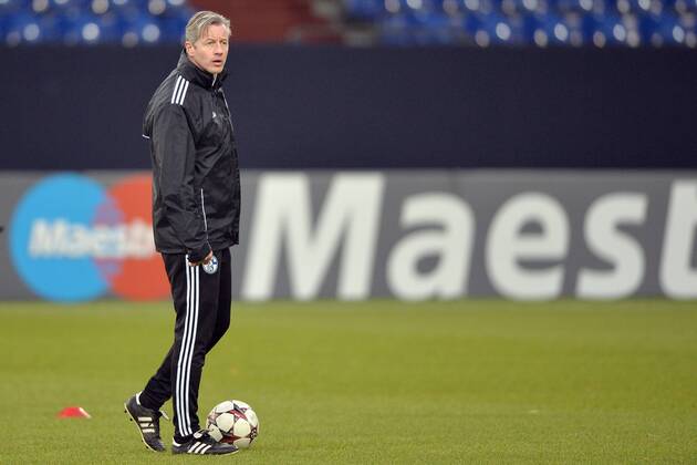 Abschlusstraining FC Schalke 04 --- Fussball --- Champions League --- 10.12.2013 Jens Keller (Trainer Schalke), mit CL-Ball am Fu0, Freisteller, Einzelbild, Aktion
