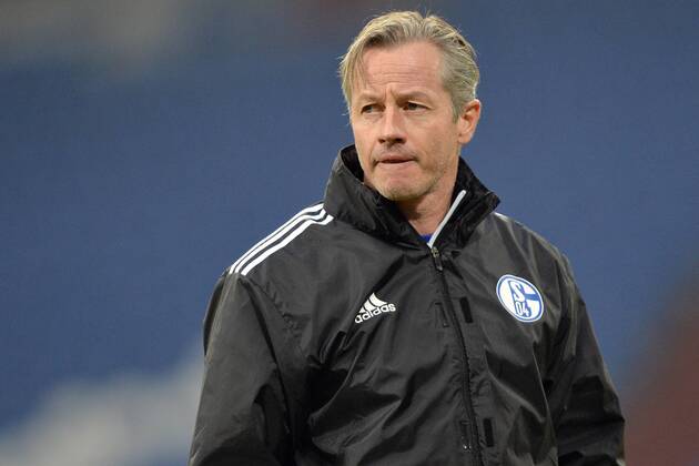 Abschlusstraining FC Schalke 04 --- Fussball --- Champions League --- 10.12.2013 Jens Keller (Trainer Schalke), Mimik, Gestik, Einzelbild, halbe Figur