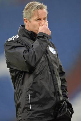 Abschlusstraining FC Schalke 04 --- Fussball --- Champions League --- 10.12.2013 Jens Keller (Trainer Schalke), fasst sich an die Nase, Enttäuschung, Mimik, Gestik, Einzelbild, halbe Figur