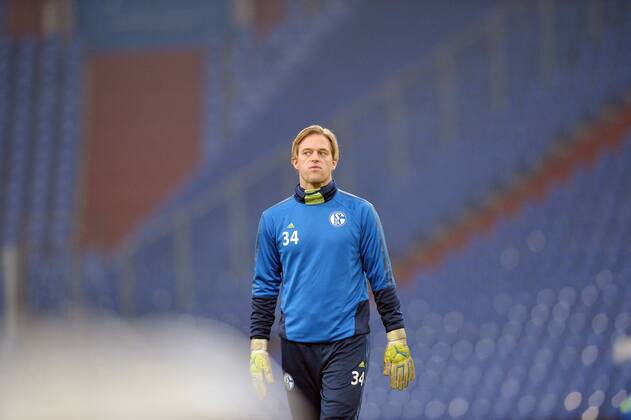 Abschlusstraining FC Schalke 04 --- Fussball --- Champions League --- 10.12.2013 Timo Hildebrand (Schalke), allein im leeren Stadion, Einzelbild, halbe Figur, Mimik, Ã Ärger, Enttäuschung