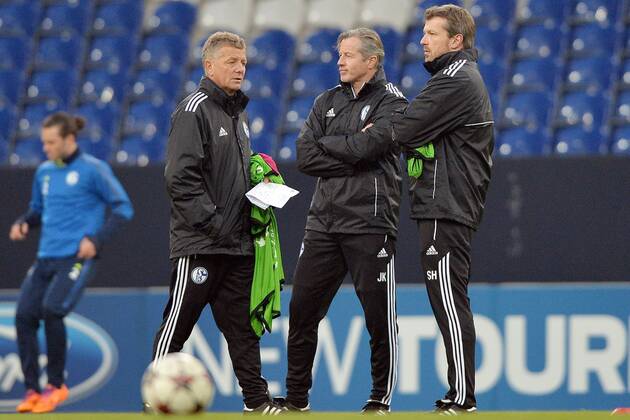 Abschlusstraining FC Schalke 04 --- Fussball --- Champions League --- 10.12.2013 Schalke, von links: Peter Hermann (Co-Trainer), Jens Keller (Trainer), Sven Hübscher, Huebscher (Co-Trainer), Freisteller, Mimik, Gestik