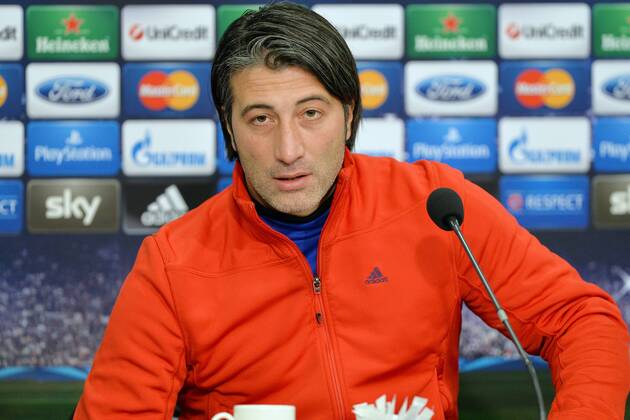 Pressekonferenz FC Basel --- Fussball --- Champions League --- 10.12.2013 Murat Yakin (Trainer Basel), Mimik, Gestik, halbe Figur, Einzelbild