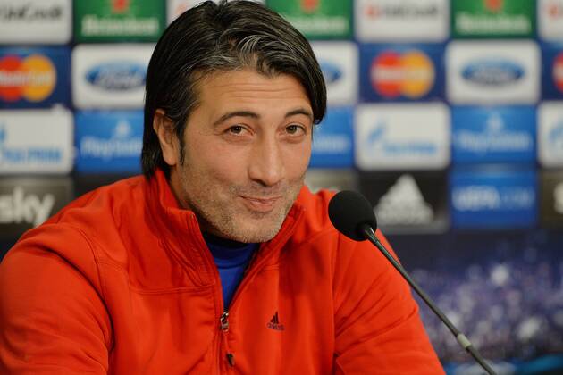 Pressekonferenz FC Basel --- Fussball --- Champions League --- 10.12.2013 Murat Yakin (Trainer Basel), lacht, Freude, Mimik, halbe Figur, Einzelbild