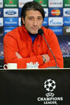 Pressekonferenz FC Basel --- Fussball --- Champions League --- 10.12.2013 Murat Yakin (Trainer Basel), unter ihm das CL-Logo, halbe Figur, Einzelbild