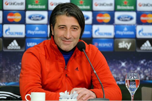 Pressekonferenz FC Basel --- Fussball --- Champions League --- 10.12.2013 Murat Yakin (Trainer Basel), lacht, Freude, Mimik, halbe Figur, Einzelbild
