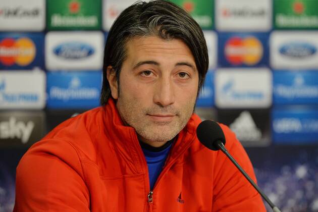 Pressekonferenz FC Basel --- Fussball --- Champions League --- 10.12.2013 Murat Yakin (Trainer Basel), halbe Figur, Einzelbild