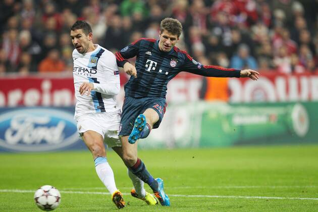 l-r: Aleksandar KOLAROV 13 (Manchester City), Thomas MÜLLER 25 (FC Bayern München) beim Torschuss FC Bayern München vs. Manchester City, Fussball, Championsleague, 10.12.2013 Foto: Eibner EP_ckt