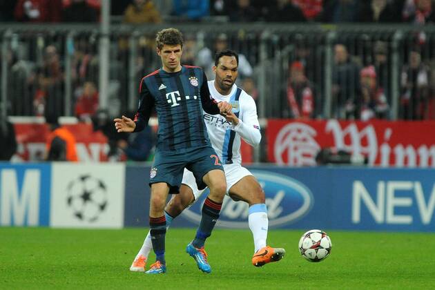 Thomas Müller (FC Bayern München) vor Joleon LESCOTT (Manchester City) Bayern München - Manchester City, Champions League, Vorrunde, 10.12.2013 Foto: EIBNER