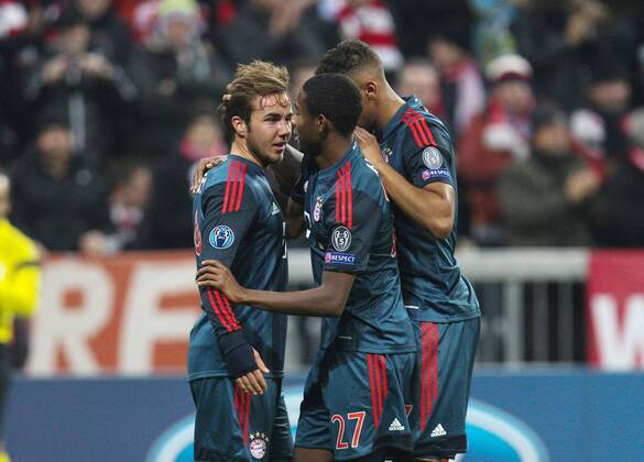 l-r: Torjubel von Mario GÖTZE 19 (FC Bayern München), David ALABA 27 (FC Bayern München) undd Jerome BOATENG 17 (FC Bayern München) FC Bayern München vs. Manchester City, Fussball, Championsleague, 10.12.2013 Foto: Eibner EP_ckt