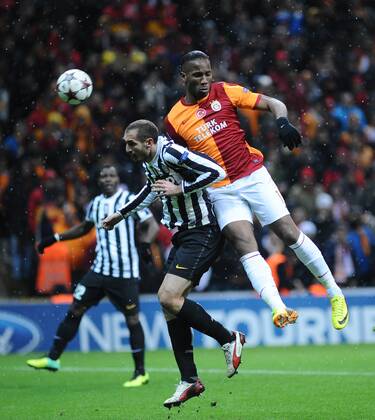 UEFA Champions League group B match between Galatasaray Istanbul and Juventus at Turk Telekom Arena Stadium on December 10, 2013 in Istanbul, Turkey. Pictured: Giorgio Chiellini (L) of Juventus and Didier Drogba of Galatasaray. 