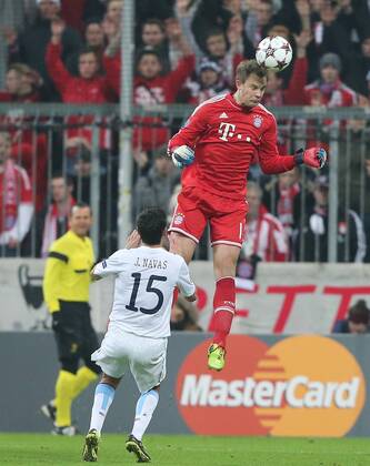 10.12.2013, xtvx, Fussball Champions League, FC Bayern München - Manchester City, v.l. Zweikampf, Duell, duel, tackle, compete Jesus Navas (Manchester City) Torwart Manuel Neuer (FC Bayern München)