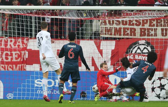 10.12.2013, xtvx, Fussball Champions League, FC Bayern München - Manchester City, v.l. Goal scored, Tor zum 1:2 David Silva (Manchester City)