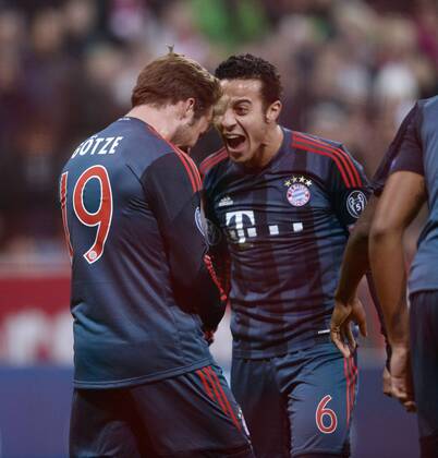 10.12.2013, Fussball Champions League 2013 2014, Vorrunde, 6.Spieltag, FC Bayern München - Manchester City FC, in der Allianzarena München. Torjubel bei Mario Götze (li, Bayern) mit Thiago (Bayern München).